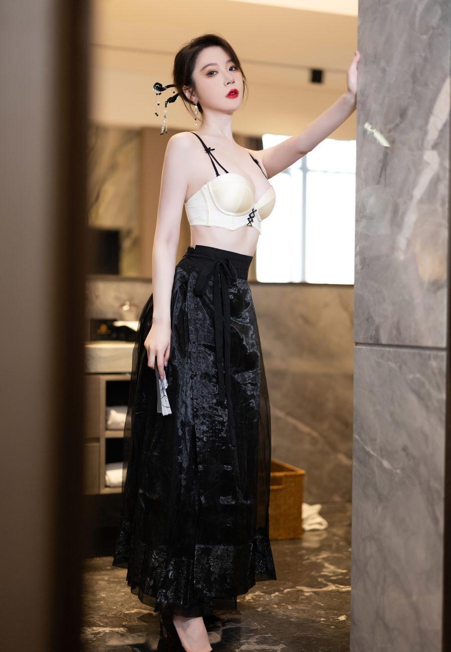 [XiuRen秀人网] 2024.04.28 No.8465 梦心玥 [82+1P]