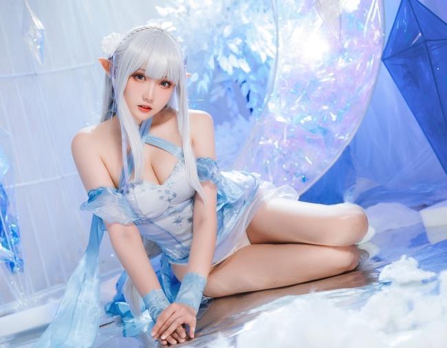 瓜希酱 – NO.49 爱蜜莉雅 水晶礼服[28P-144MB]